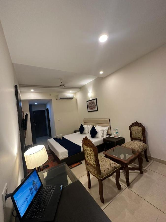Hotel Jb Residency !! Luxurious & Royal Balcony Rooms !! Large Rooms Zirakpur ภายนอก รูปภาพ
