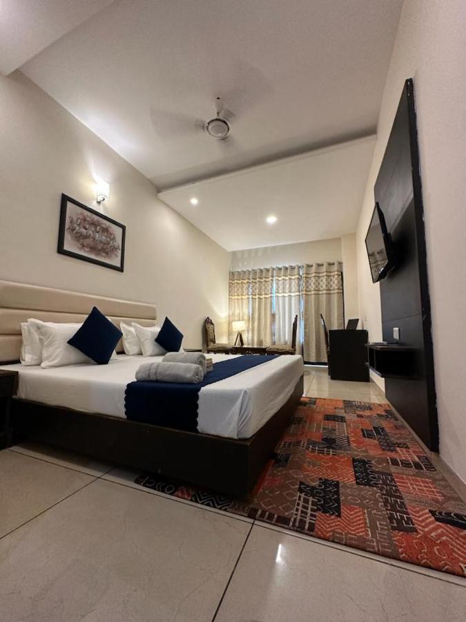 Hotel Jb Residency !! Luxurious & Royal Balcony Rooms !! Large Rooms Zirakpur ภายนอก รูปภาพ