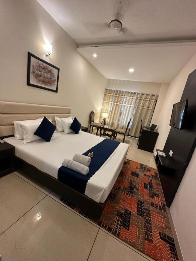 Hotel Jb Residency !! Luxurious & Royal Balcony Rooms !! Large Rooms Zirakpur ภายนอก รูปภาพ