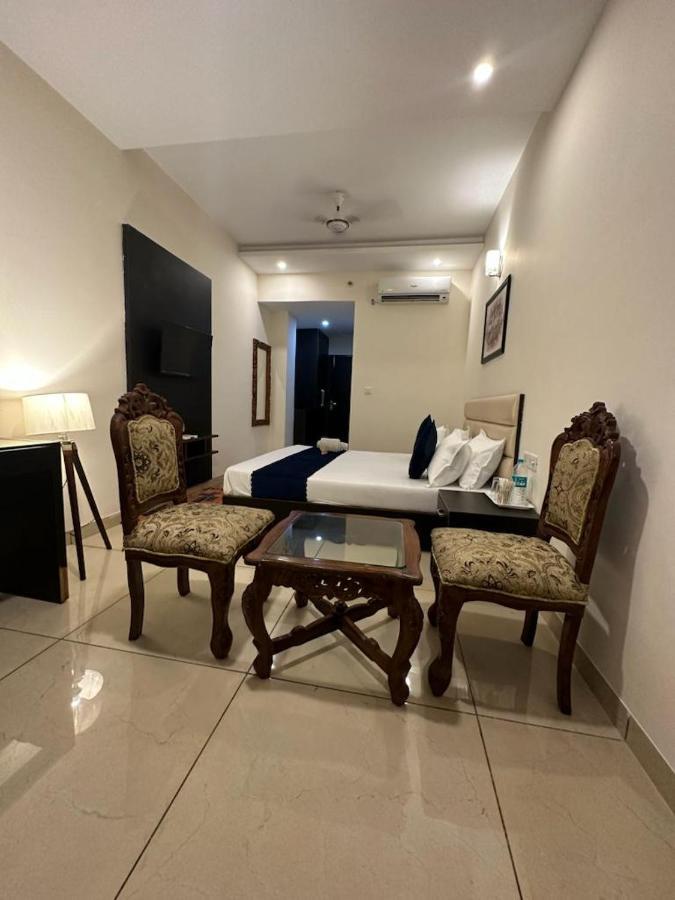Hotel Jb Residency !! Luxurious & Royal Balcony Rooms !! Large Rooms Zirakpur ภายนอก รูปภาพ