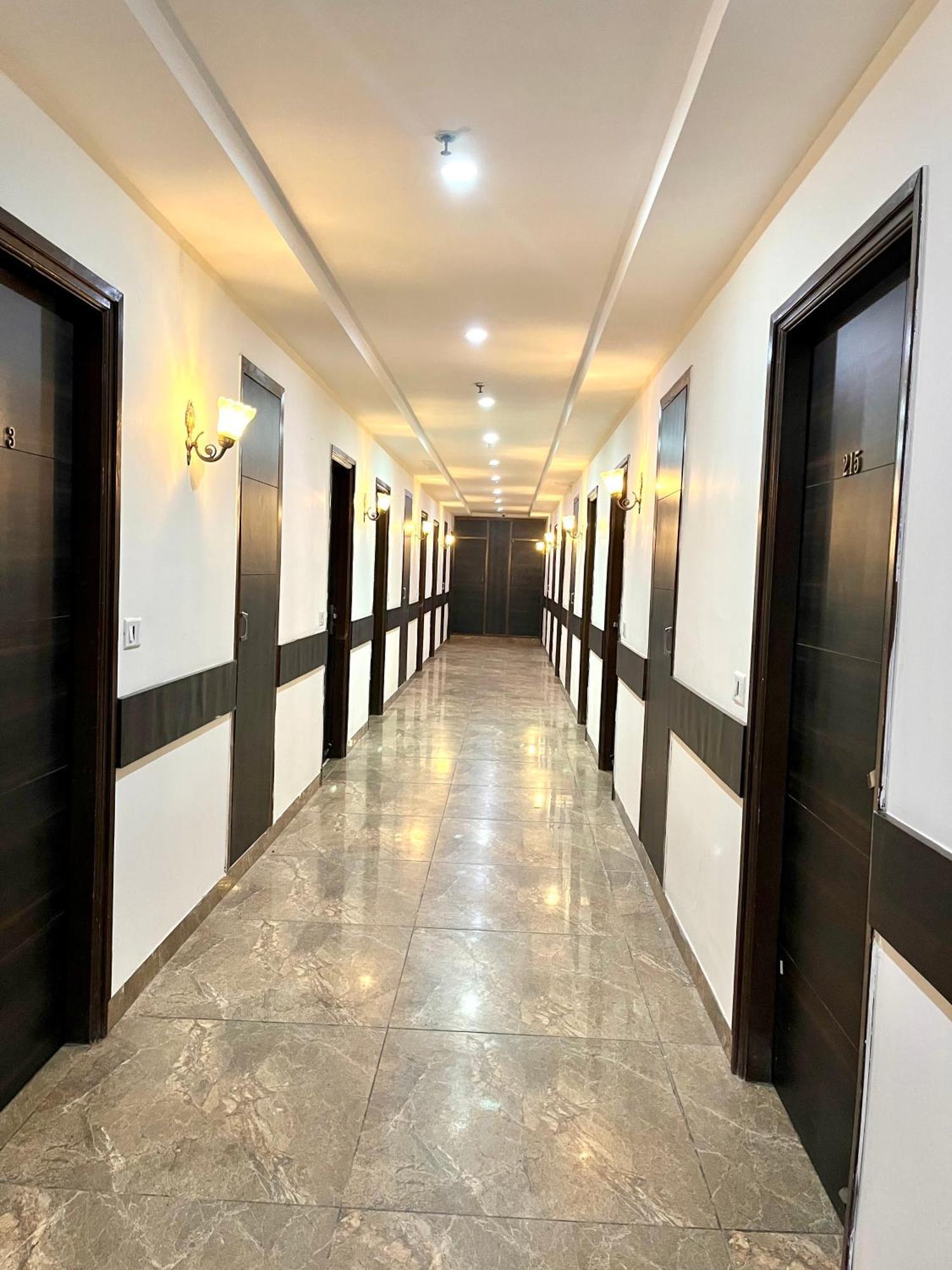 Hotel Jb Residency !! Luxurious & Royal Balcony Rooms !! Large Rooms Zirakpur ภายนอก รูปภาพ