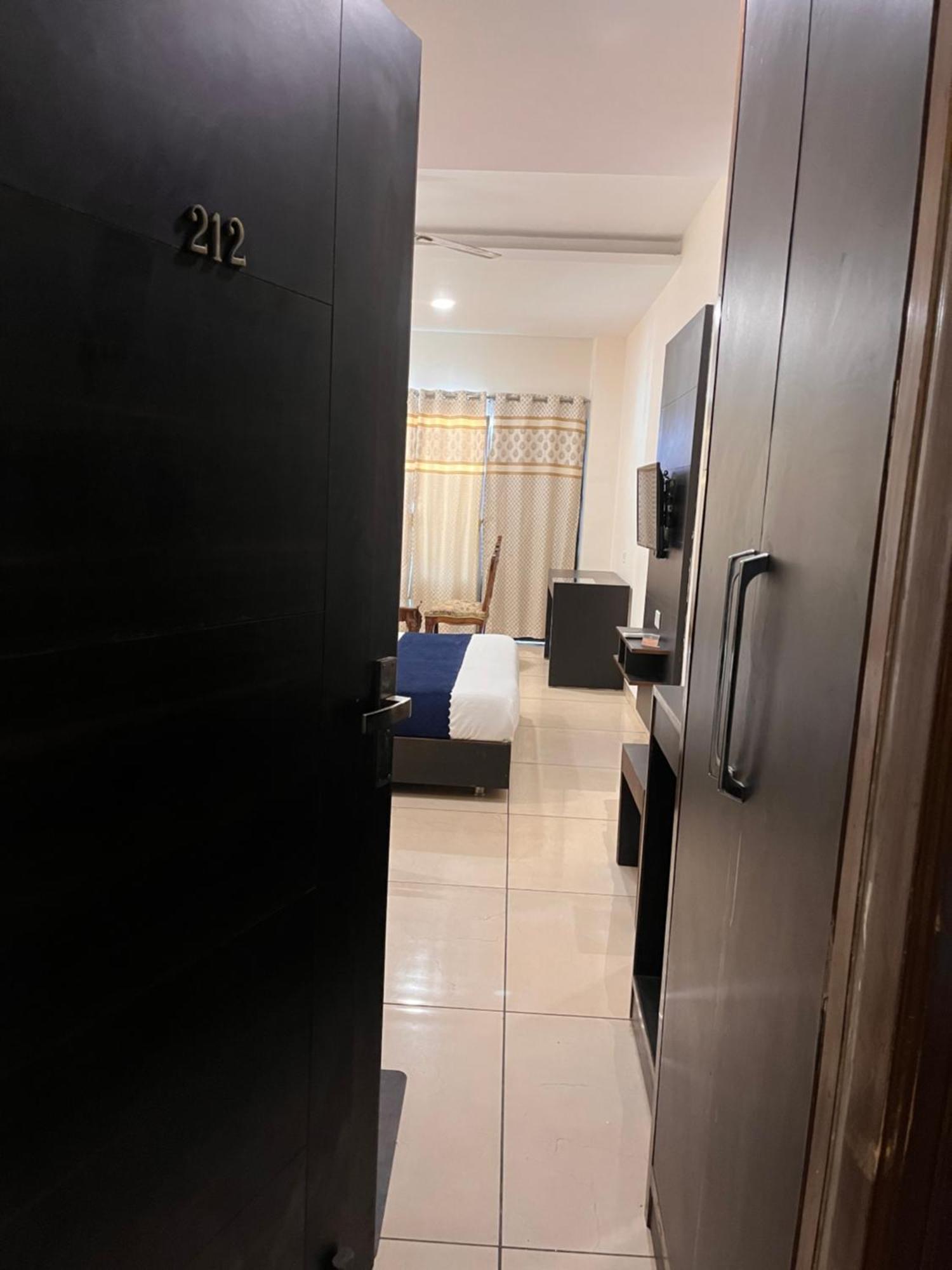 Hotel Jb Residency !! Luxurious & Royal Balcony Rooms !! Large Rooms Zirakpur ภายนอก รูปภาพ