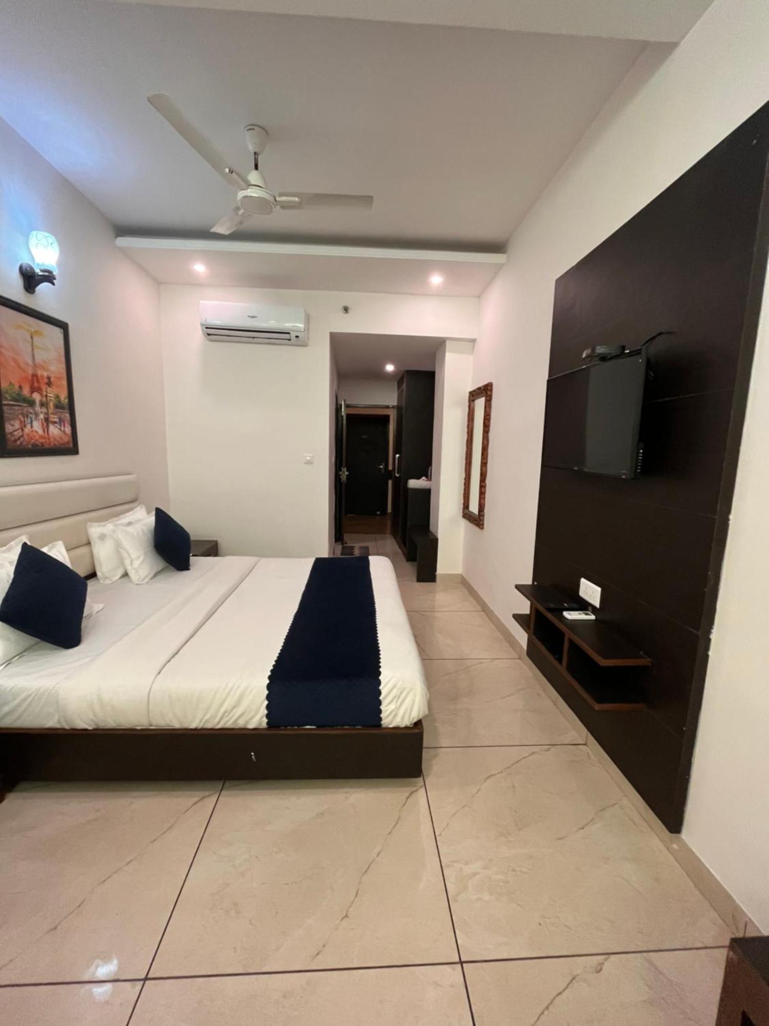 Hotel Jb Residency !! Luxurious & Royal Balcony Rooms !! Large Rooms Zirakpur ภายนอก รูปภาพ