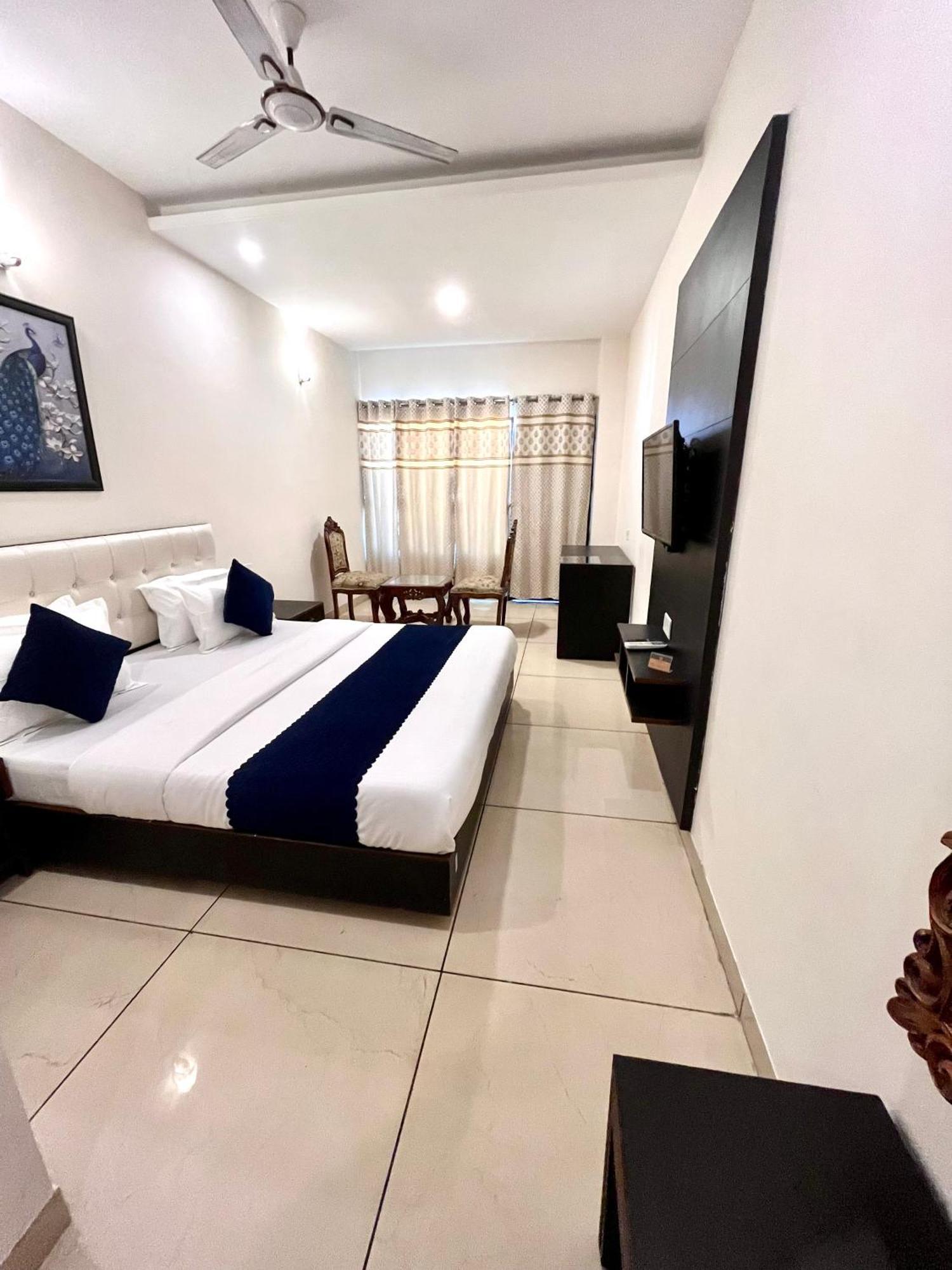 Hotel Jb Residency !! Luxurious & Royal Balcony Rooms !! Large Rooms Zirakpur ภายนอก รูปภาพ