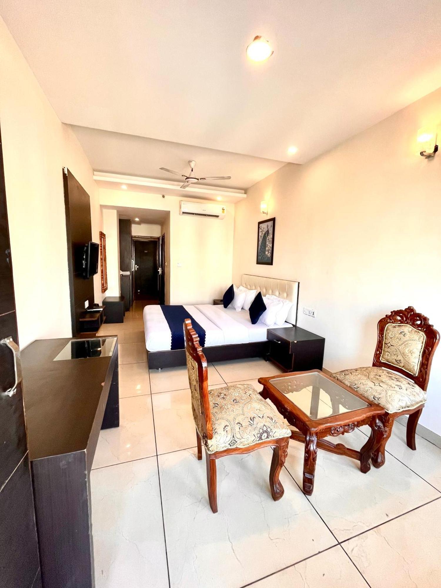 Hotel Jb Residency !! Luxurious & Royal Balcony Rooms !! Large Rooms Zirakpur ภายนอก รูปภาพ