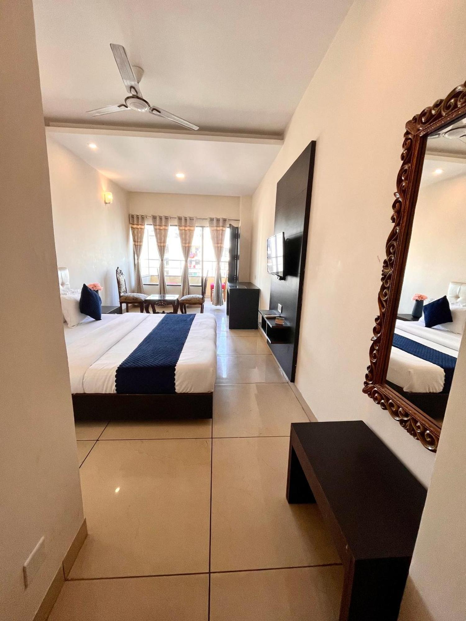 Hotel Jb Residency !! Luxurious & Royal Balcony Rooms !! Large Rooms Zirakpur ภายนอก รูปภาพ