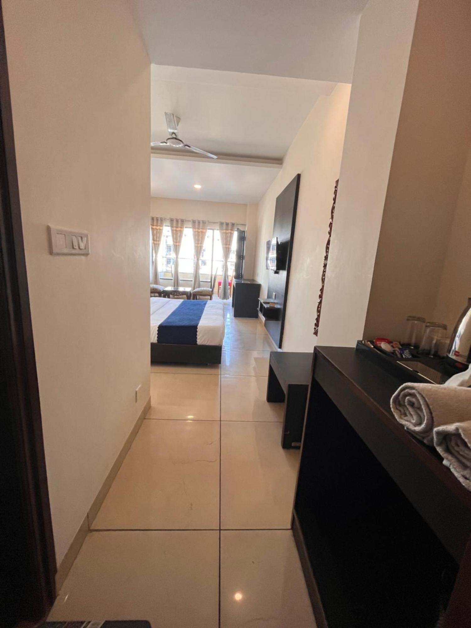 Hotel Jb Residency !! Luxurious & Royal Balcony Rooms !! Large Rooms Zirakpur ภายนอก รูปภาพ