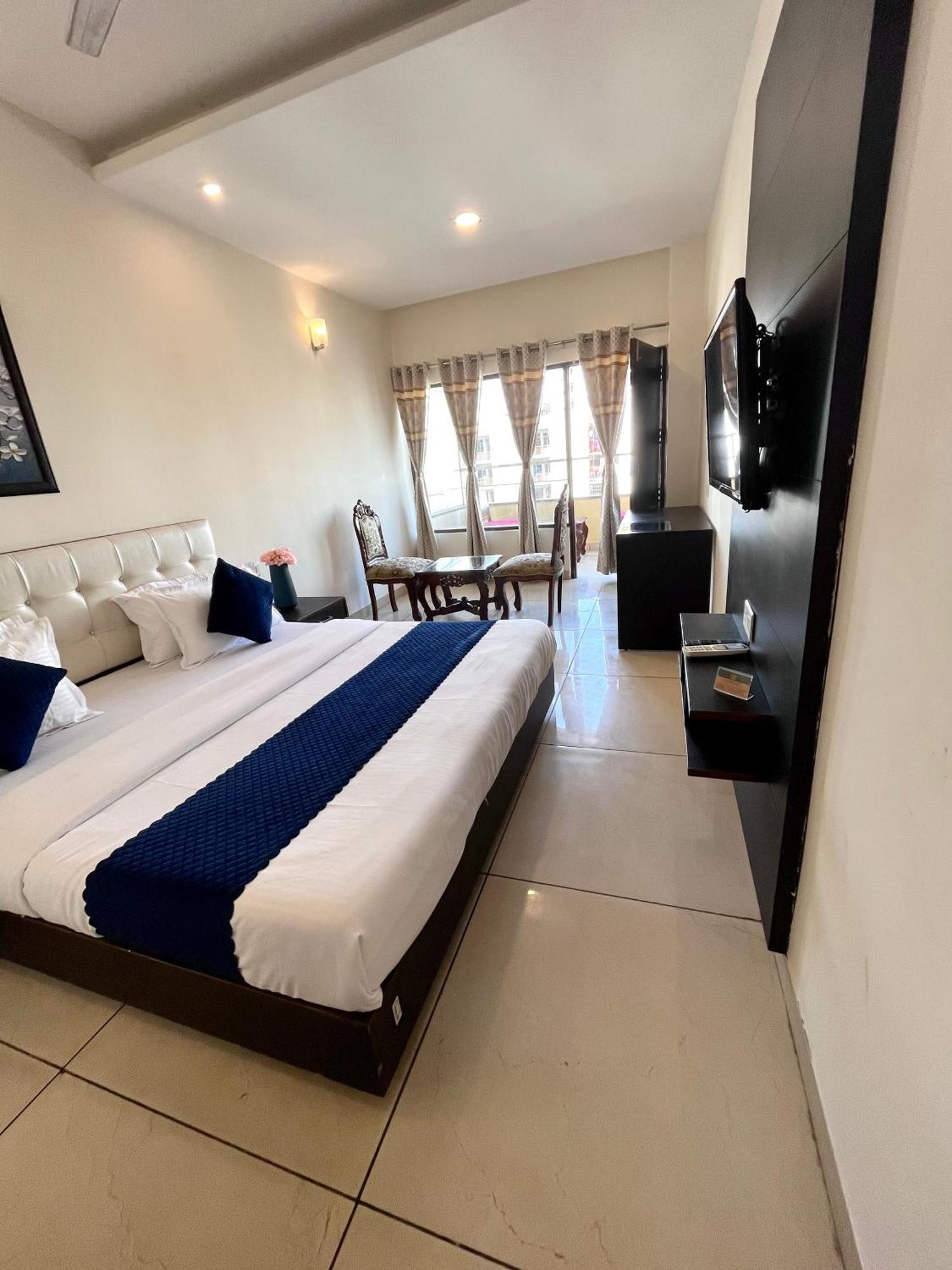 Hotel Jb Residency !! Luxurious & Royal Balcony Rooms !! Large Rooms Zirakpur ภายนอก รูปภาพ