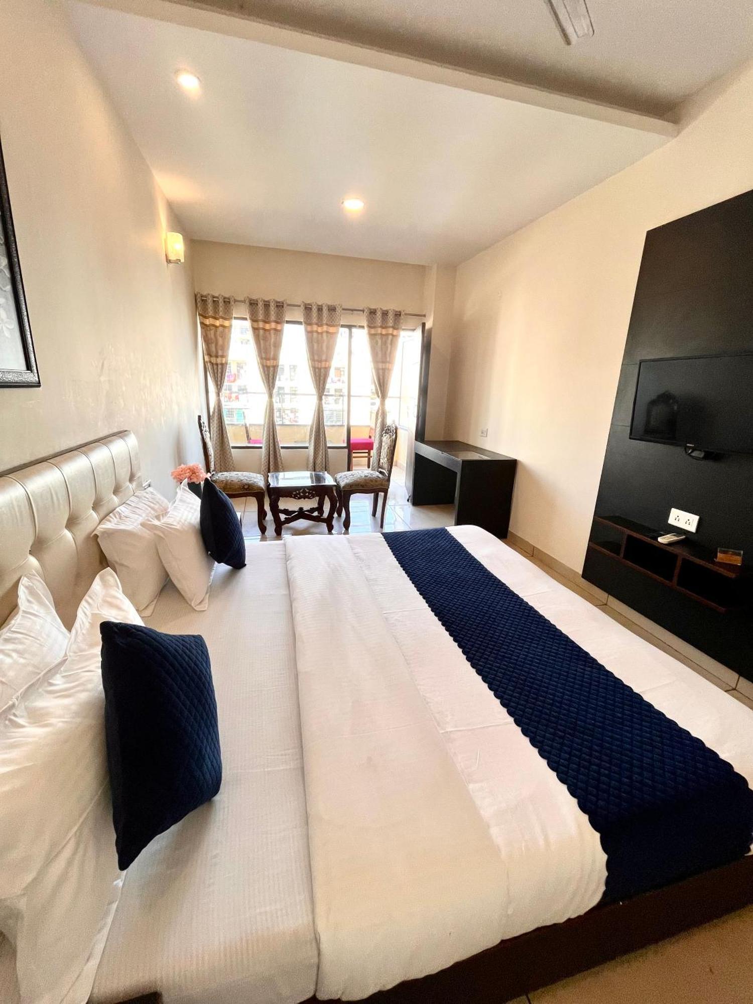 Hotel Jb Residency !! Luxurious & Royal Balcony Rooms !! Large Rooms Zirakpur ภายนอก รูปภาพ