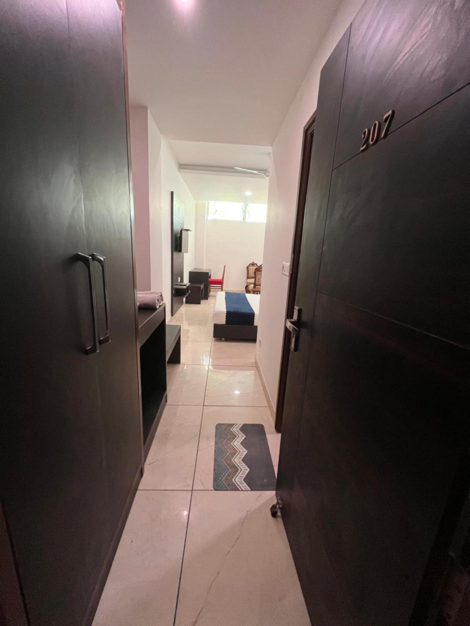Hotel Jb Residency !! Luxurious & Royal Balcony Rooms !! Large Rooms Zirakpur ภายนอก รูปภาพ