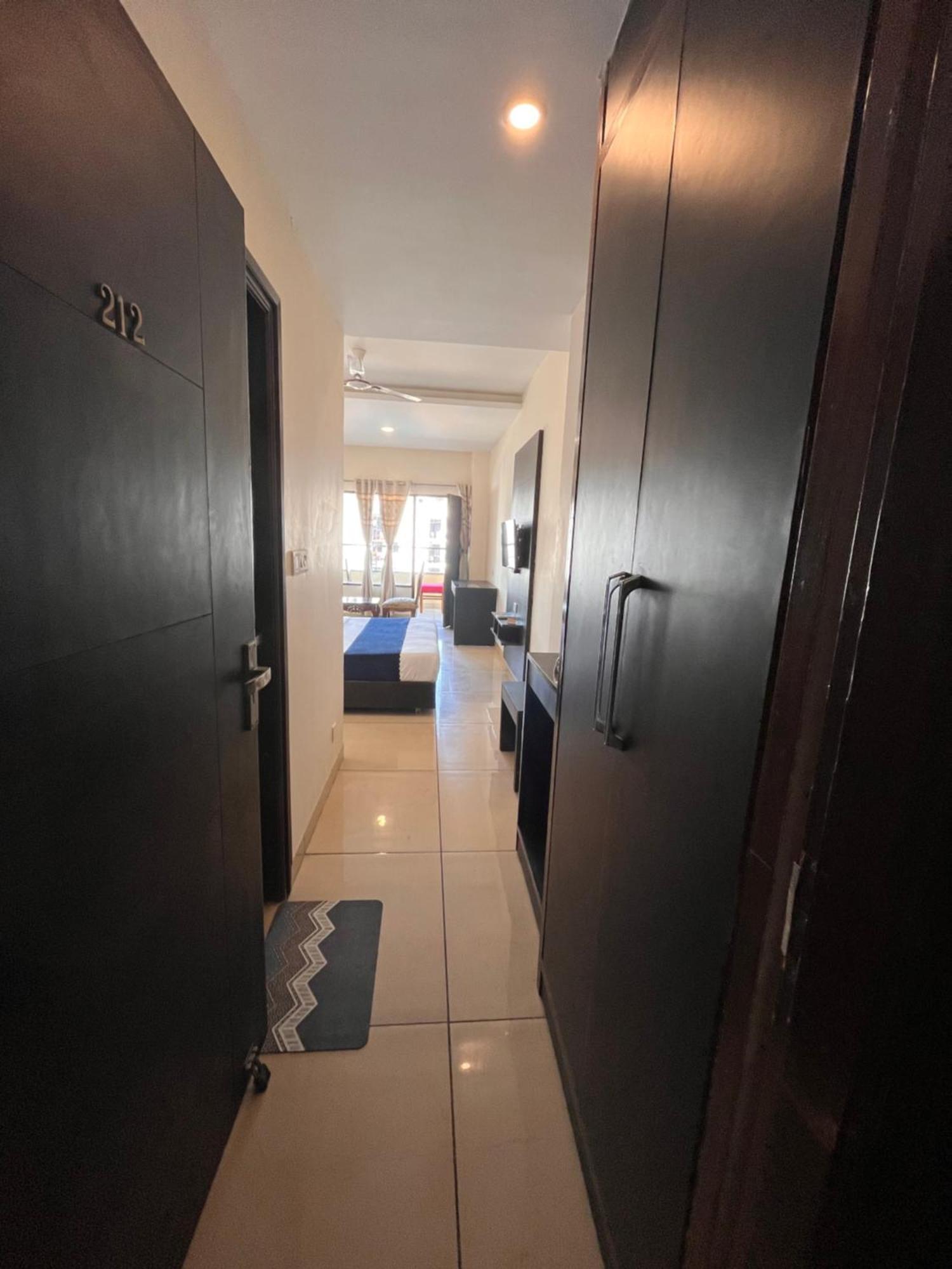 Hotel Jb Residency !! Luxurious & Royal Balcony Rooms !! Large Rooms Zirakpur ภายนอก รูปภาพ