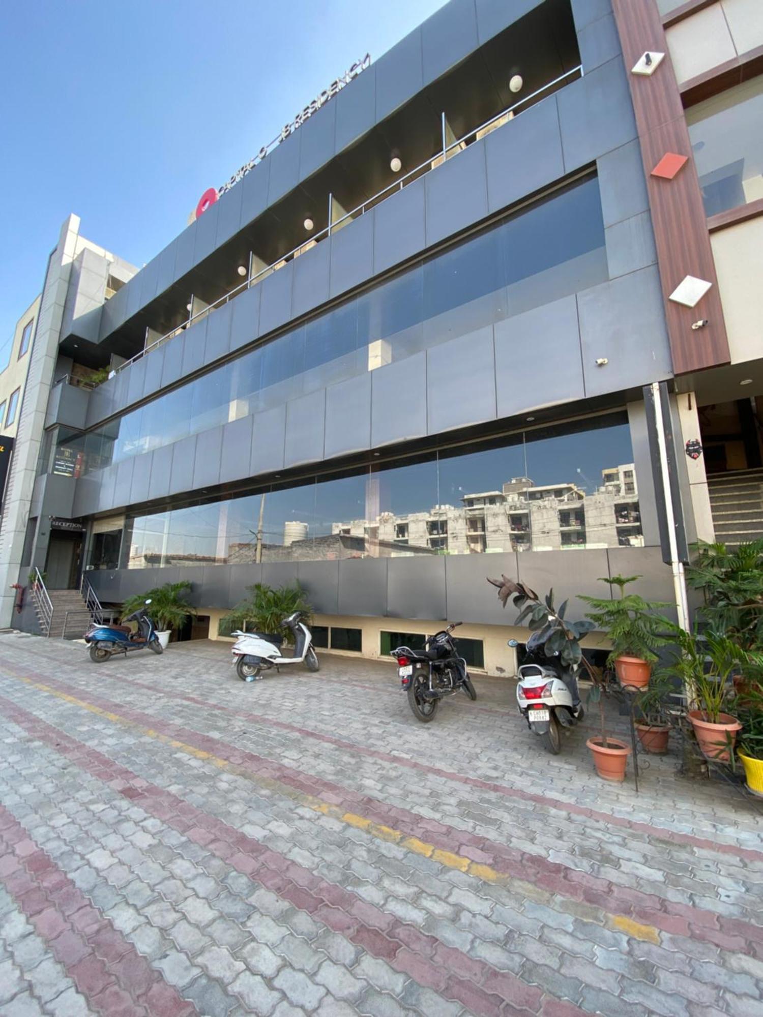 Hotel Jb Residency !! Luxurious & Royal Balcony Rooms !! Large Rooms Zirakpur ภายนอก รูปภาพ