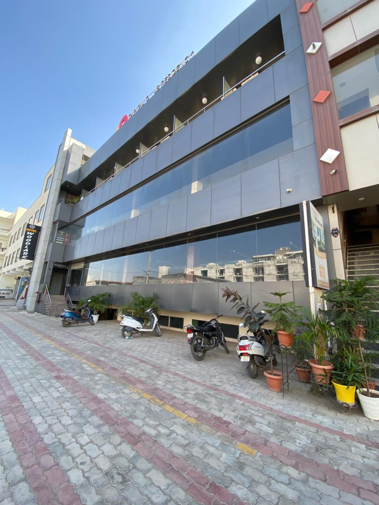 Hotel Jb Residency !! Luxurious & Royal Balcony Rooms !! Large Rooms Zirakpur ภายนอก รูปภาพ