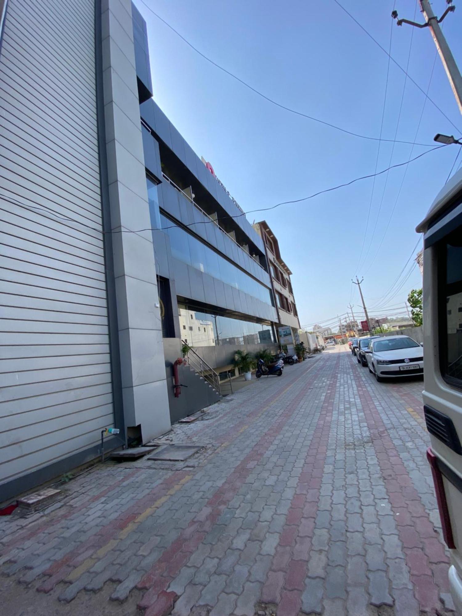 Hotel Jb Residency !! Luxurious & Royal Balcony Rooms !! Large Rooms Zirakpur ภายนอก รูปภาพ
