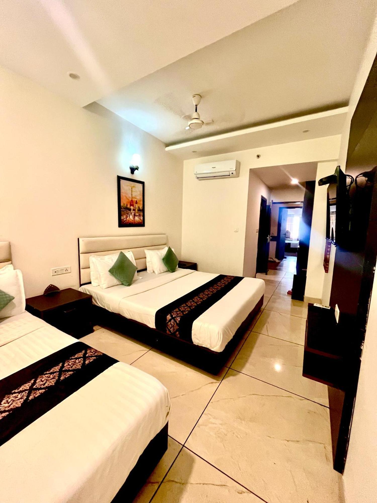Hotel Jb Residency !! Luxurious & Royal Balcony Rooms !! Large Rooms Zirakpur ภายนอก รูปภาพ