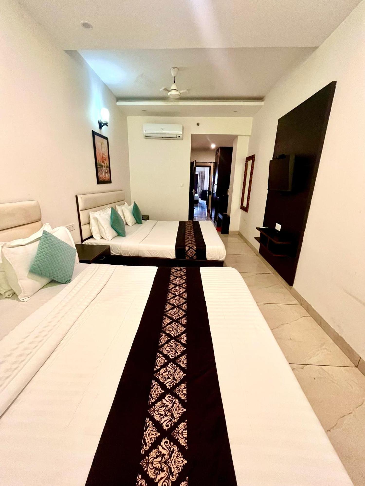 Hotel Jb Residency !! Luxurious & Royal Balcony Rooms !! Large Rooms Zirakpur ภายนอก รูปภาพ